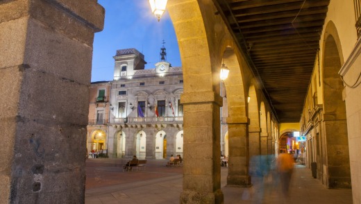 Mercado Chico Square at night.