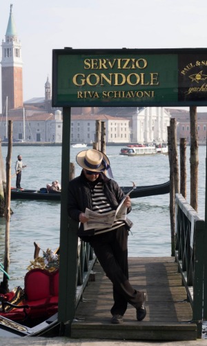 A Venetian gondolier takes a break.