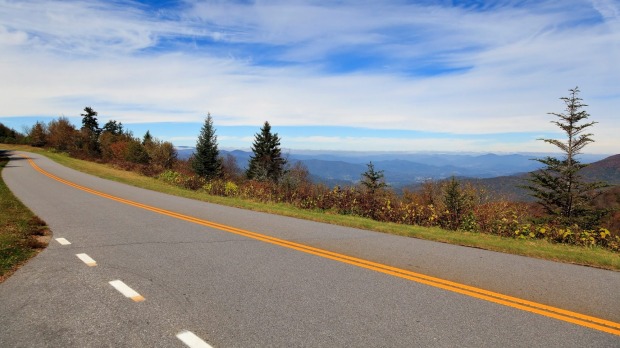 The Blue Ridge Parkway, US: From the Shenandoah National Park in Virginia to the Great Smoky Mountains National Park in ...