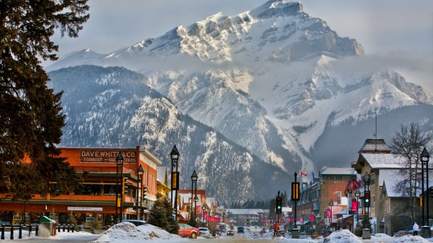 Snow centre: Banff Avenue, Banff, looking towards Cascade Mountain. The Mount Norquay ski-field is nearby.