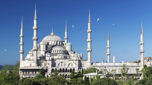 View of the Blue Mosque (Sultanahmet Camii) in Istanbul, Turkey.