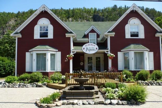 AUBERGE LES DEUX PIGNONS, PETIT-​SAGEUNAY: Occupying two gabled houses on the edge of the Petit-Saguenay River, this is ...