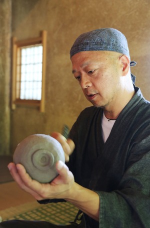 Ceramics maker Toshio Ohi at work.