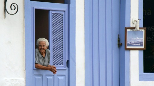 Watching pedestrians in Paraty's old town.