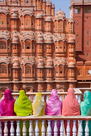 Women in bright saris in front of the Hawa Mahal (Palace of the Winds), built in 1799.