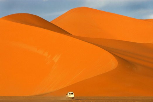 A jeep crossing the Fezzan Desert (Fezzan Desert), one of the most beautiful and magnificent in the Sahara and the ...