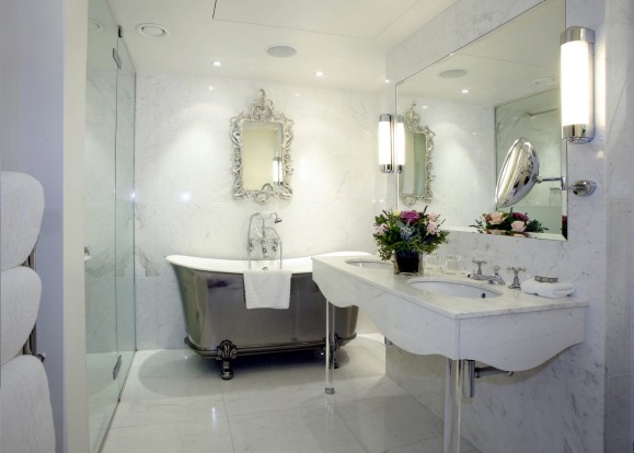 A Belgravia suite bathroom.