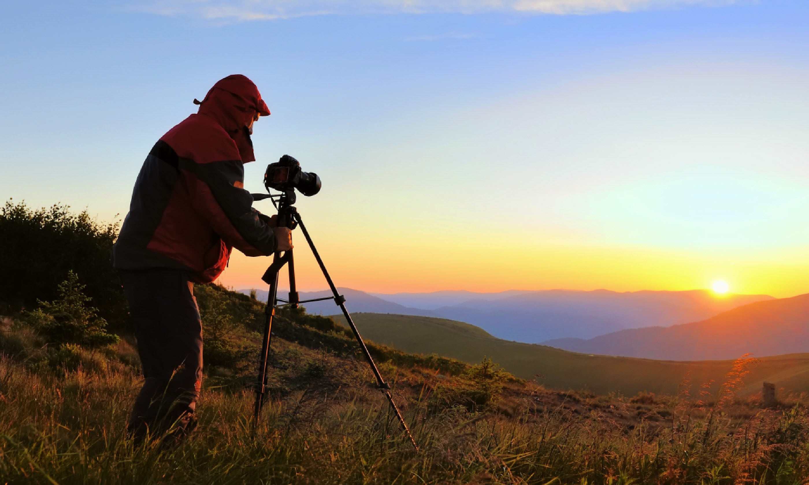Photographer using a tripod (Shutterstock)