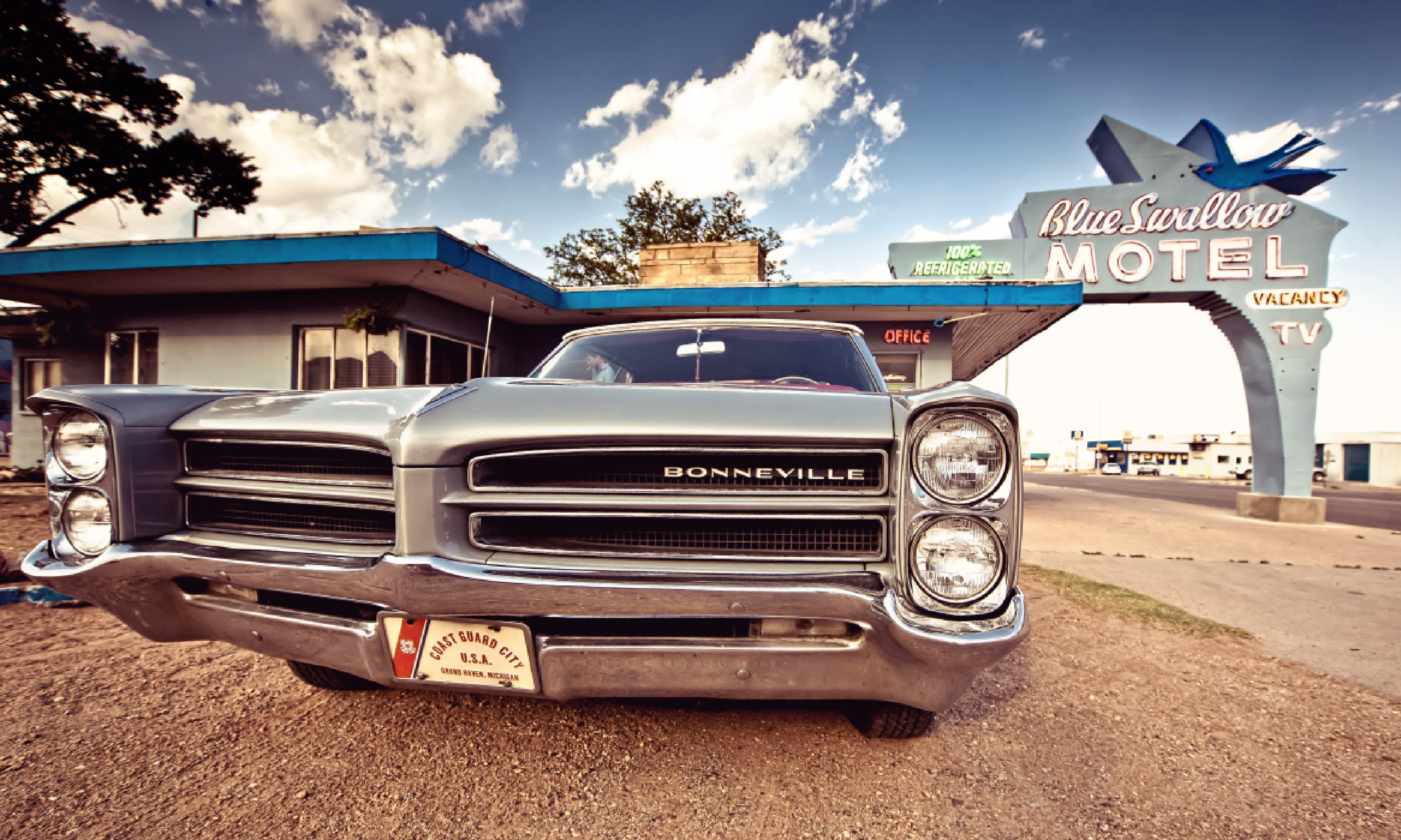 Blue Swallow Motel and old car on Historic Route 66 (Shutterstock)