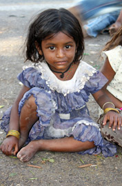 india little girl beggar