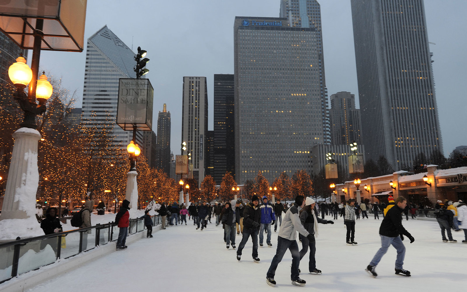 B8GB30 USA Chicago Illinois IL Winter Millennium Park public skating rink McCormick Tribune Plaza Ice Rink. Image shot 2009. Exact date unknown.