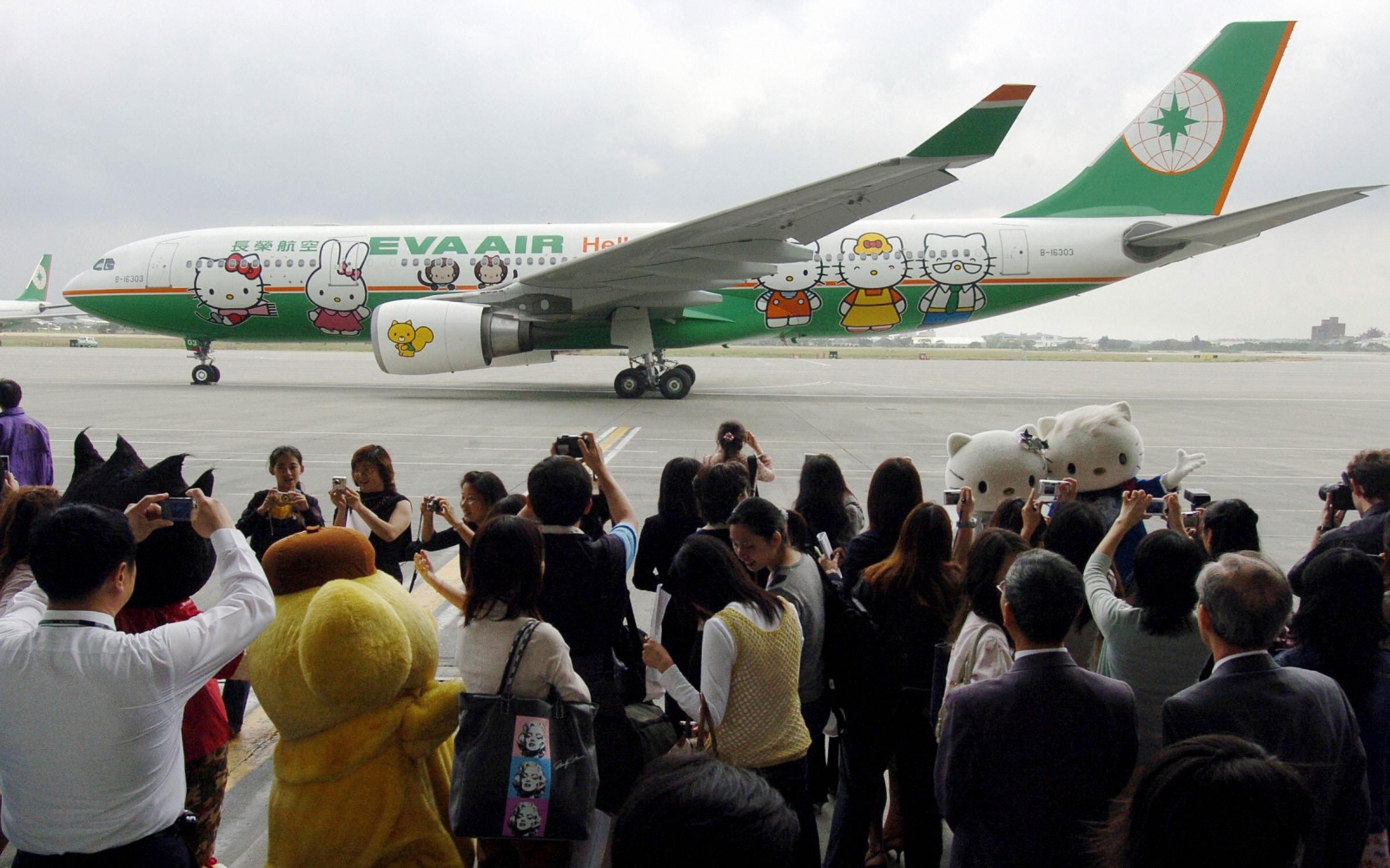 4 Things That Happened When the Hello Kitty Airplane Landed in Houston