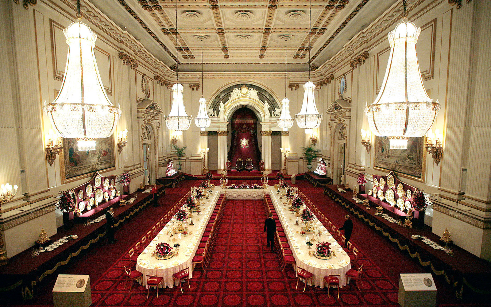 The Ballroom of Buckingham Palace set up for a State Banquet is pictured in London, on July 25, 2008. For the first time ever, visitors to Buckingham Palace will experience the spectacle of the Ballroom set up for a State Banquet. Held in honour of a visi