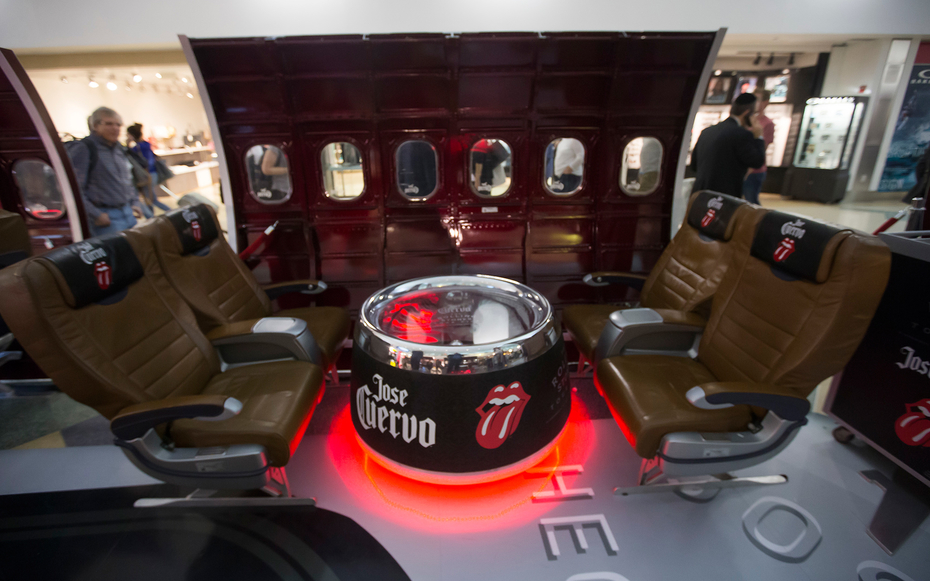 Pop-up Rolling Stones plane at JFK Airport