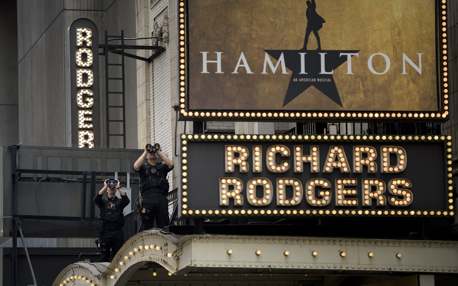 Obama Takes Daughters to See Hamilton on Broadway