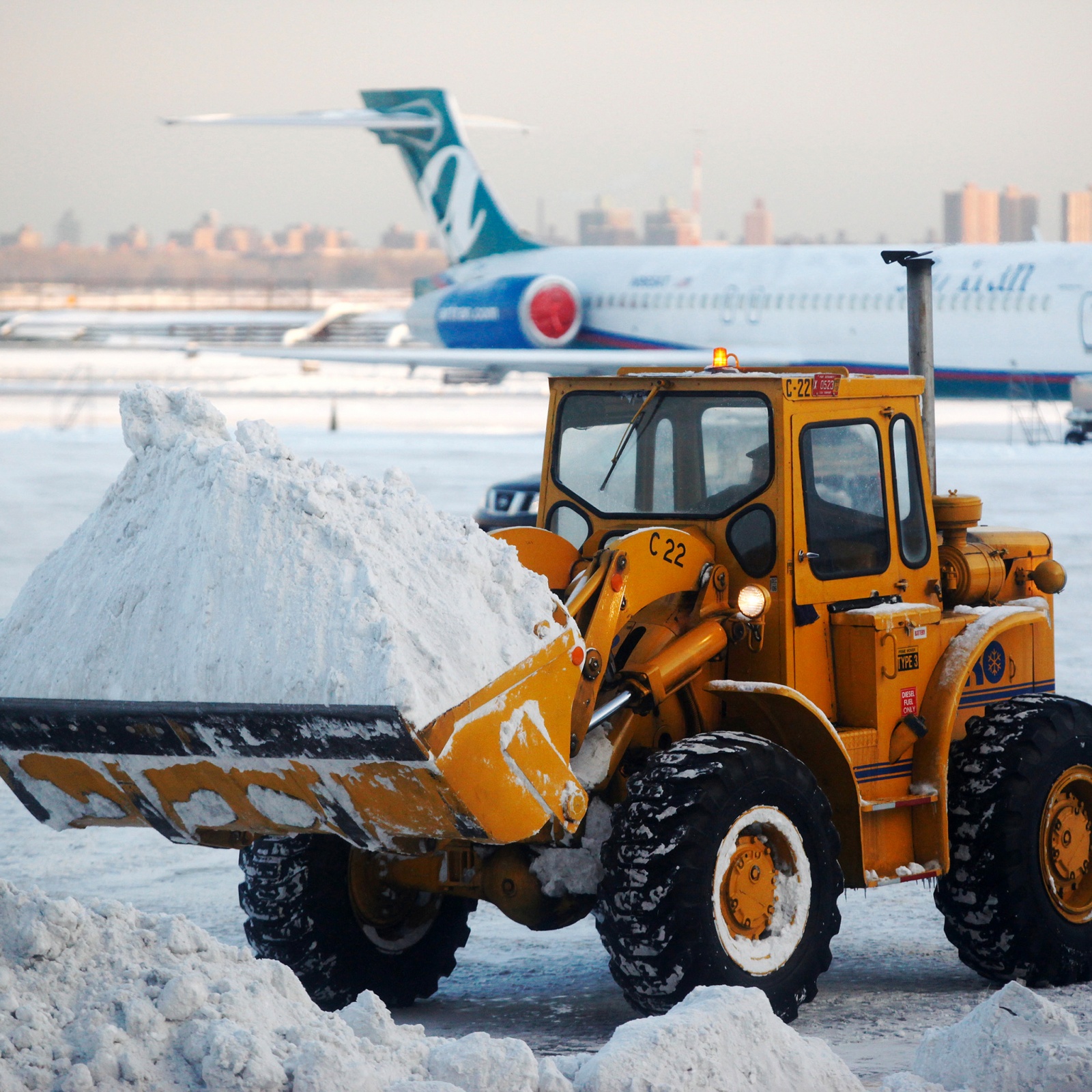 LaGuardia, airport, snow, storm, New York City, Delta, runway, accident, closure