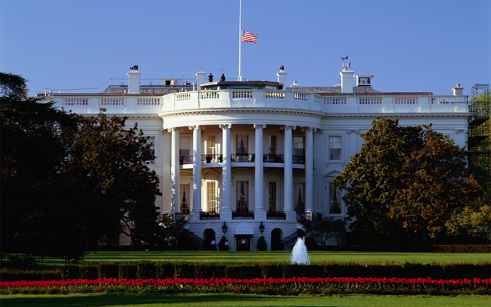 Michelle Obama Lifts Ban on White House Tour Photos