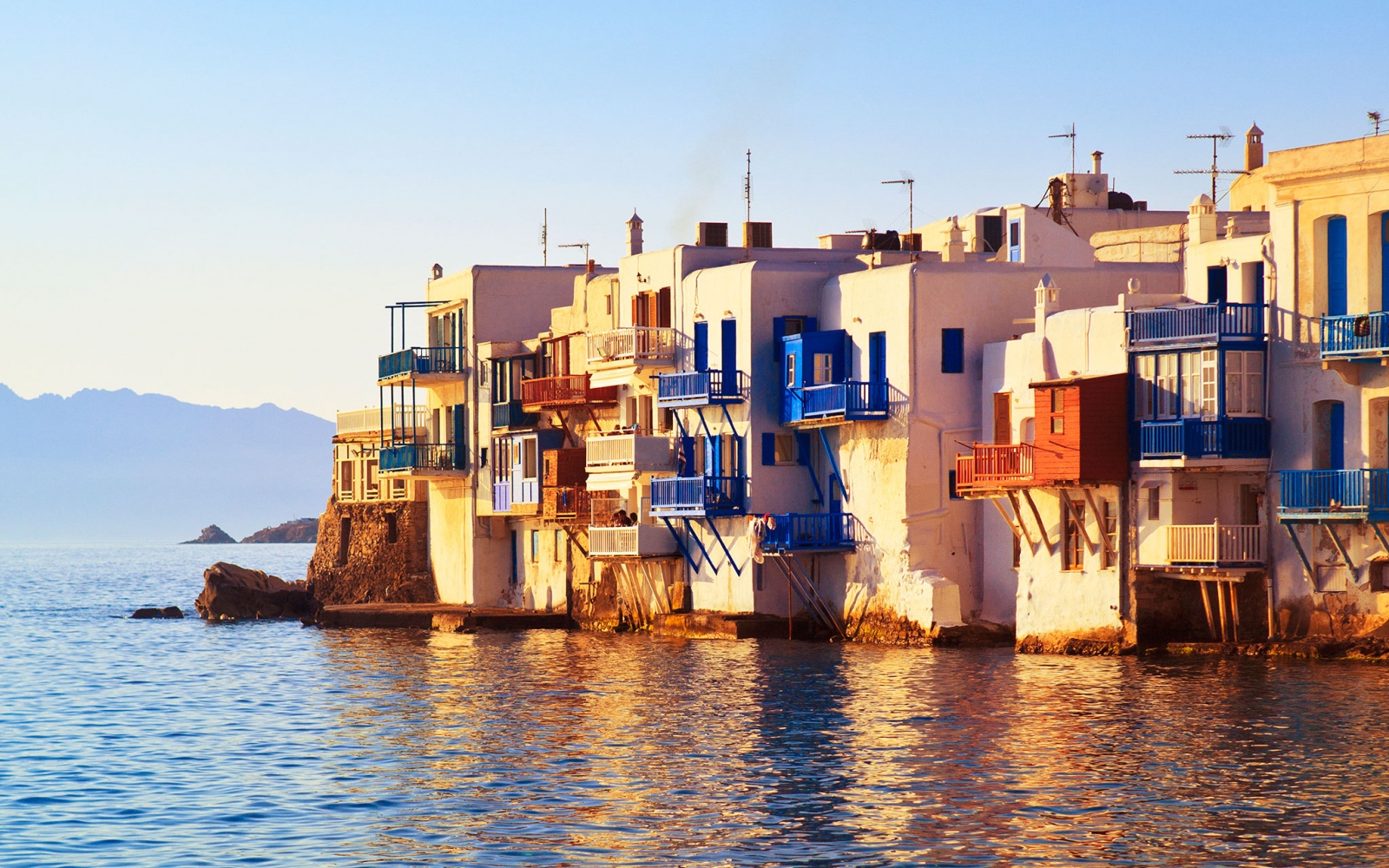 Five Things American Travelers Should Know if They’re Visiting Greece