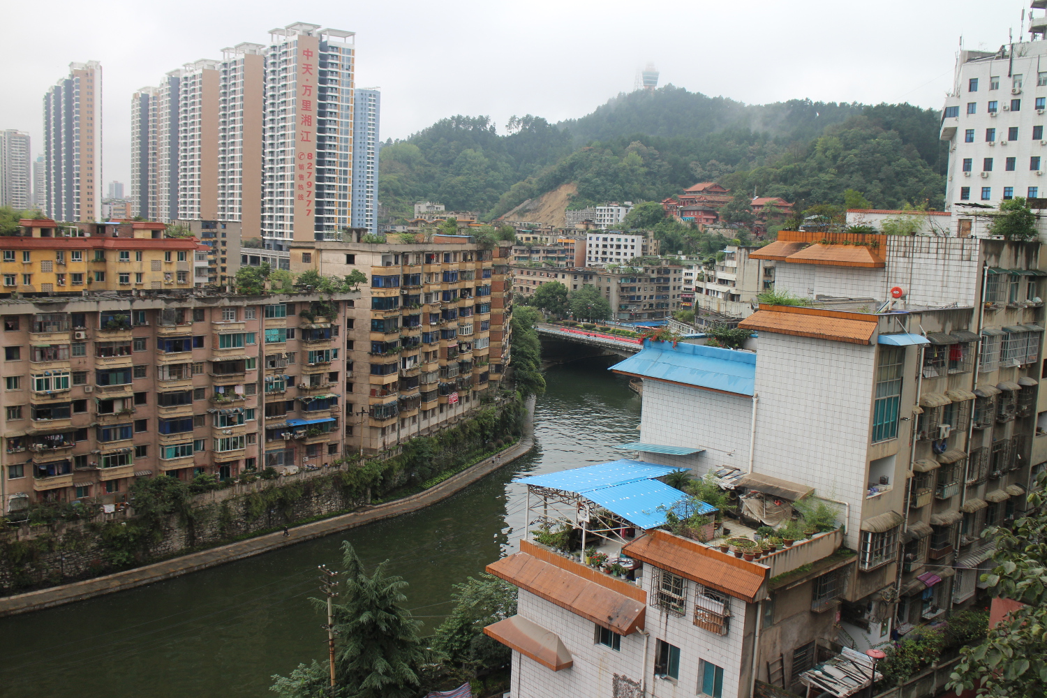 Views of old and new Zunyi from Xiangshan. Image by Thomas Bird / londoninfopage