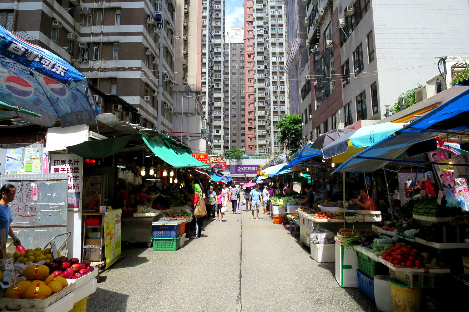 The markets of Mong Kong are perfect for browsing. Image by Megan Eaves / londoninfopage
