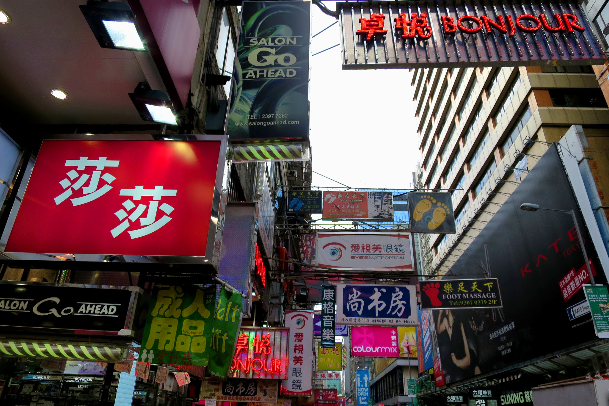 Mong Kok is a bargain shopper's paradise. Image by Megan Eaves / londoninfopage