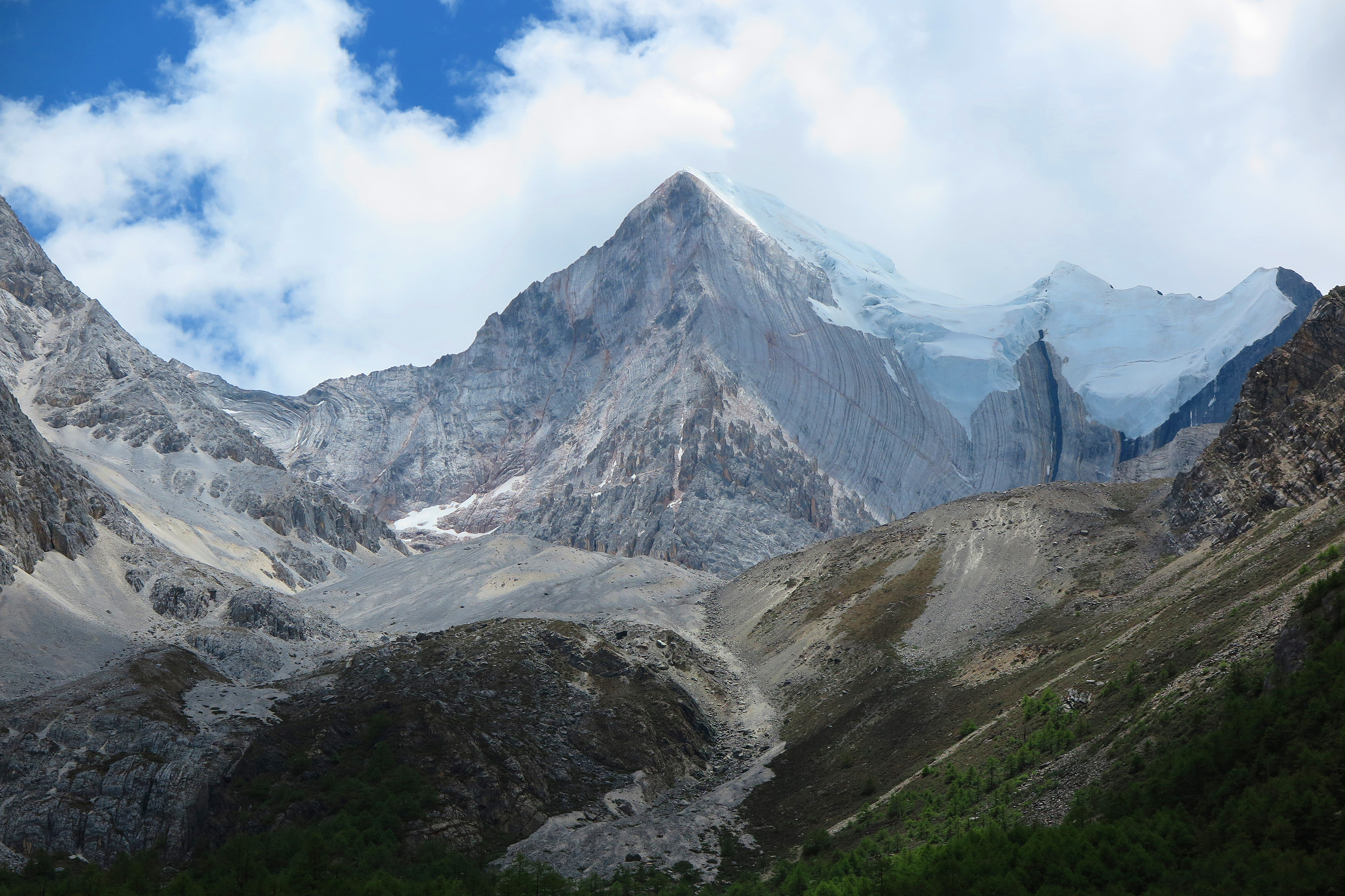The imposing peaks of Yading. Image by Tienlon Ho / londoninfopage