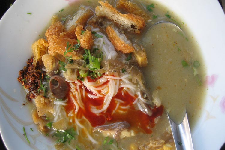 Mohinga, a popular Burmese noodle dish. Image by Wagaung / CC BY-SA 3.0