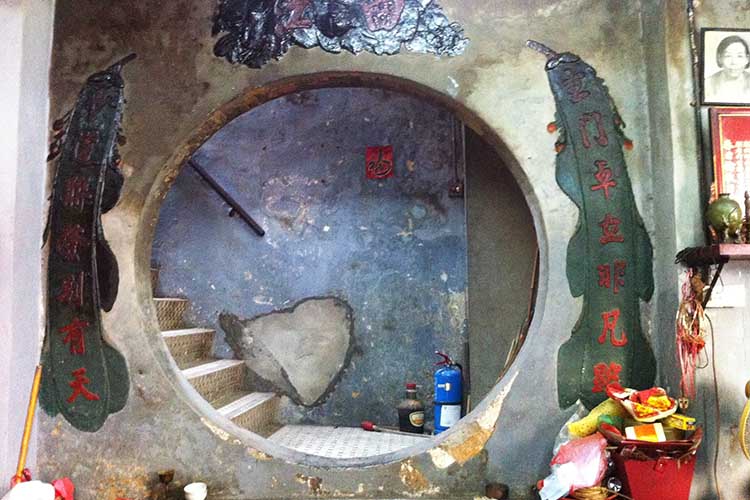 Hidden entrance to Macau's Nu Wa Temple. Image by Piera Chen / londoninfopage
