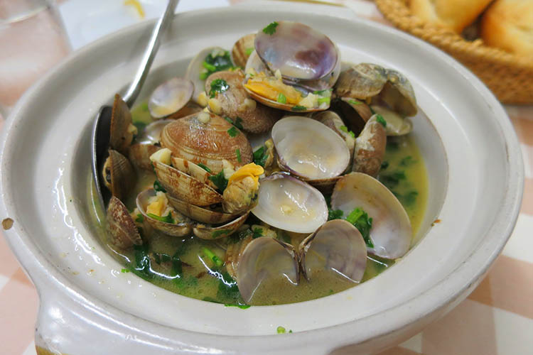 Macanese stir-fried clams. Image by Megan Eaves / londoninfopage