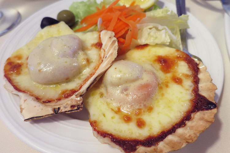 Cheesy baked scallops. Image by Megan Eaves / londoninfopage