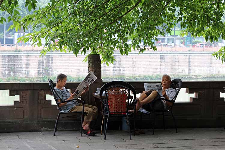Leisurely afternoon at Baitanyuan. Image by Qin Xie / londoninfopage