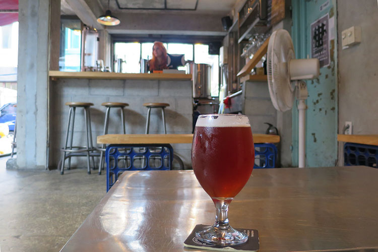 Magpie Brewing Co.'s open-air taproom. Image by Megan Eaves / londoninfopage